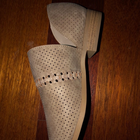 Taupe distressed shoe - Picture 3 of 5